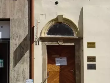 Pruská dělostřelecká koule druhotně umístěná jako památka pruského obléhání Olomouce na domě č. 11 v Pavelčákově ulici. Foto Miroslav Ulrych.